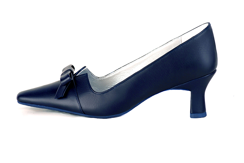 Navy blue women's dress pumps, with a knot on the front.. Profile view - Florence KOOIJMAN